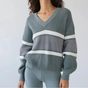 Aritzia TNA Beacon V-Neck Sweater x-Small
Oversized fit